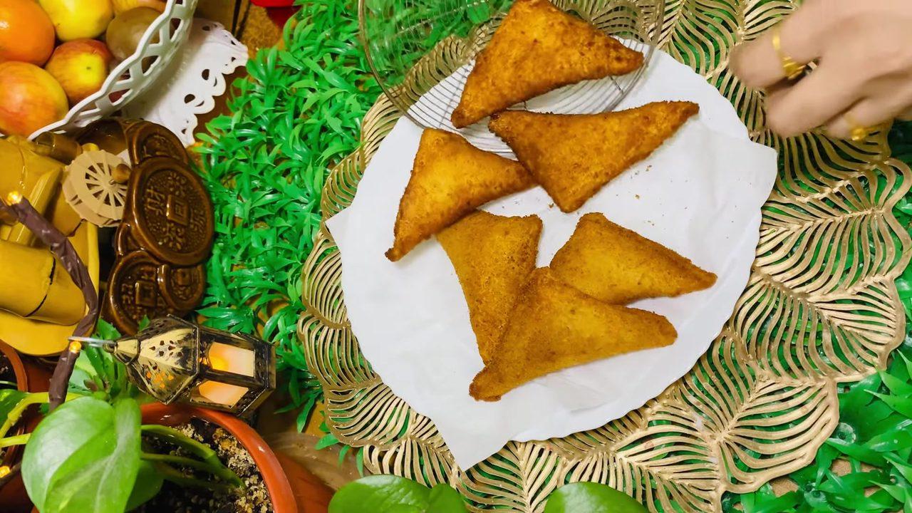 CHEESY CHICKEN BREAD SAMOSA
