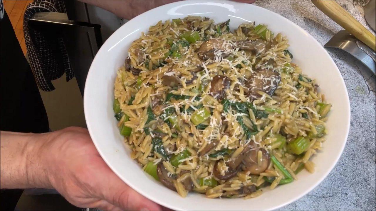 One Pot Orzo Pasta with Mushrooms and Veggies – Vegetarian
