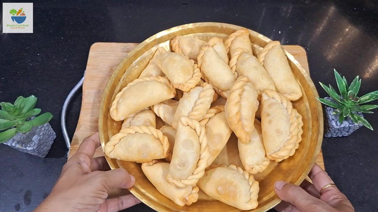 Meetha Ghughra Recipe - Sweet Dumplings