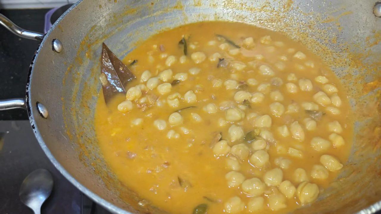Chole Masala Curry (Kabuli Chana Curry)