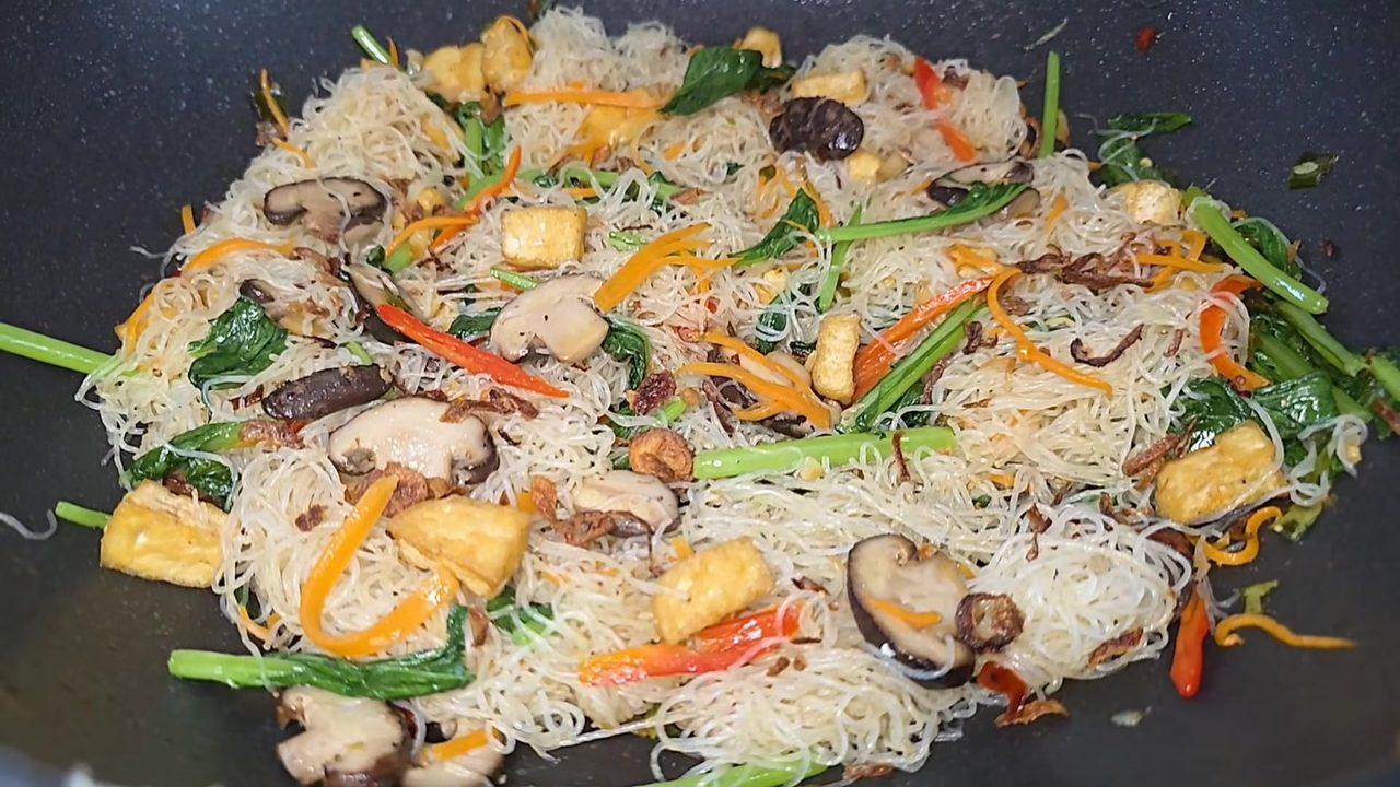 Stir-fried Glass Noodles with Tofu and Mushrooms