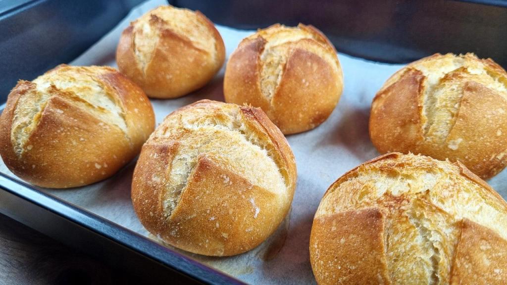 Crispy Semolina Bread Rolls