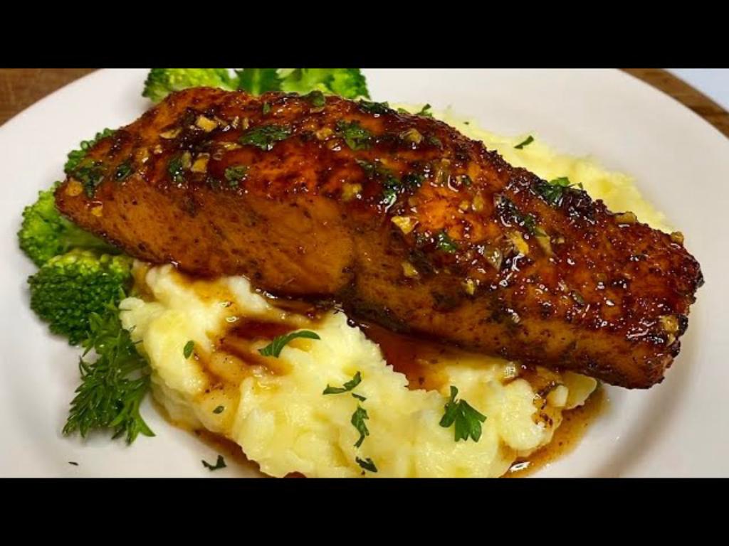 Honey Garlic Butter Salmon – Quick & Easy
