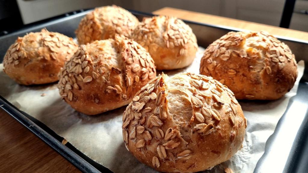 Oat Bread Rolls - No Knead